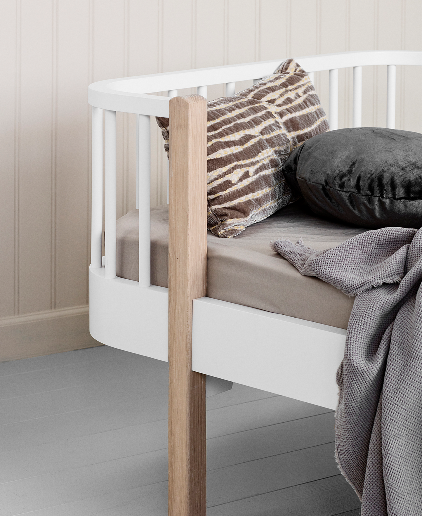 Oliver Furniture Wood Original Junior Day Bed - White and Oak