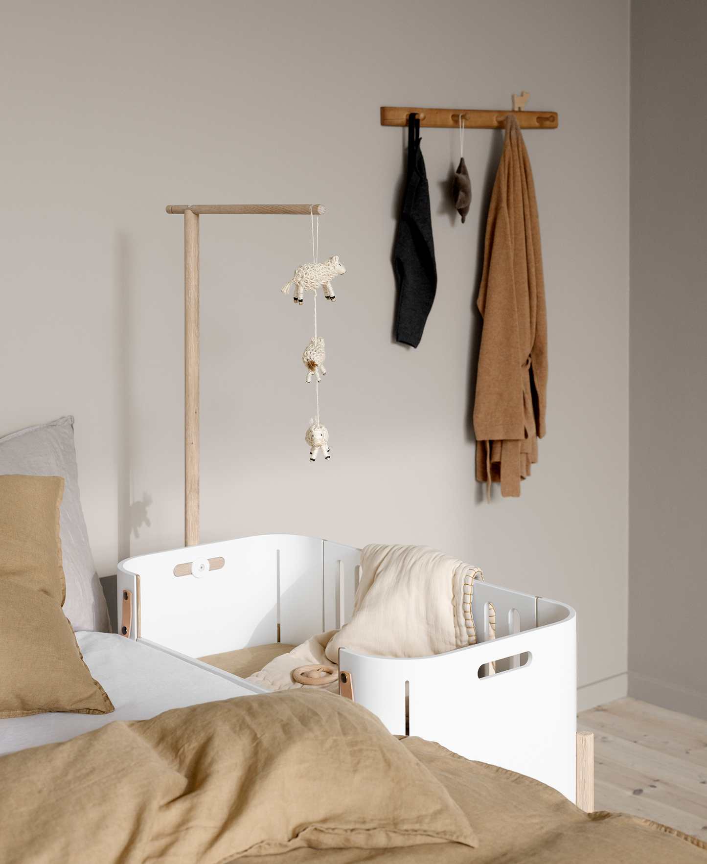 Oliver Furniture Wood Co-Sleeper Incl. Bench Conversion - White and Oak