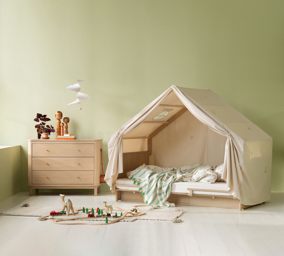 Camp Novel Convertible Cot & Bed (60×120 to 120×200 cm) - Oak