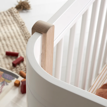 Oliver Wood Mini+ Cot Bed incl. Junior Kit in White/Oak