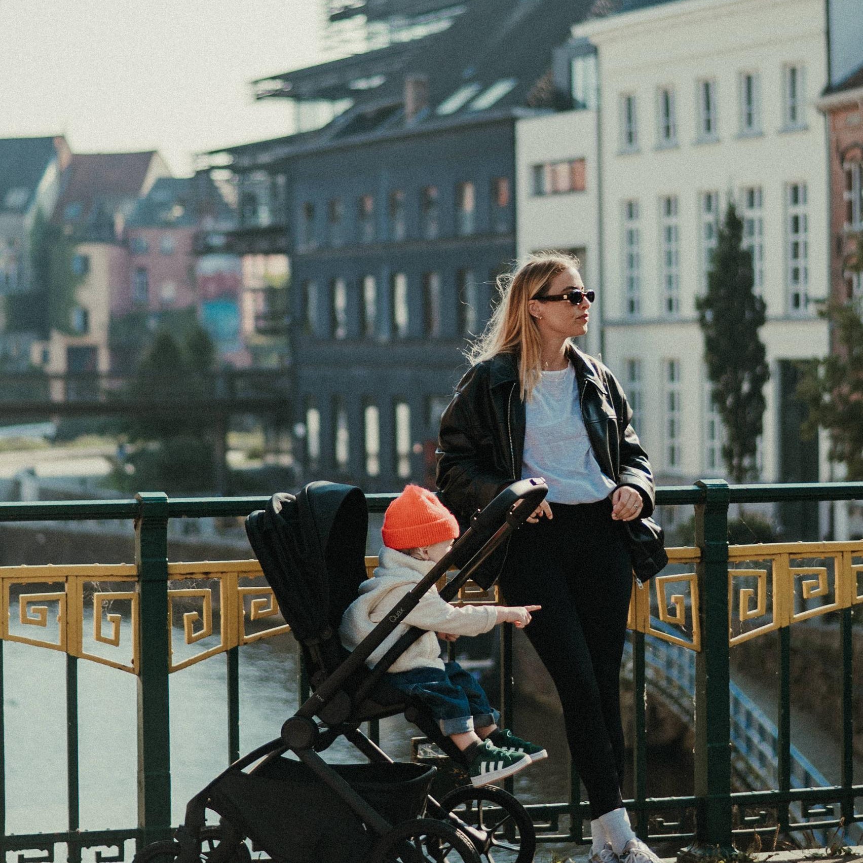 Lifestyle shot of Quax Blck EcholStroller 