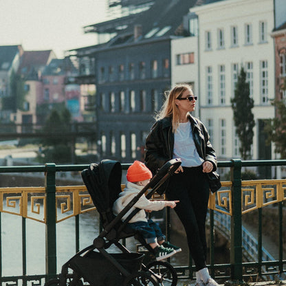 Lifestyle shot of Quax Blck EcholStroller 