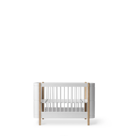 Oliver Wood Mini+ Cot Bed incl. Junior Kit in White/Oak